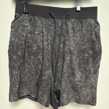 Lululemon 다크 그레이 숏 팬츠