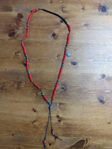 Moccasin 빨간색 비즈 목걸이