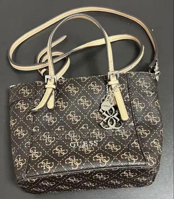GUESS 로고 프린트 숄더백