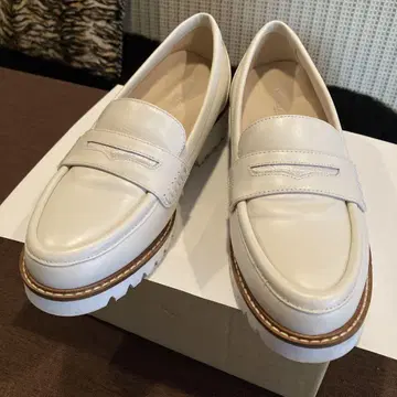 MODELLO 오프 베이지 인조 가죽 로퍼