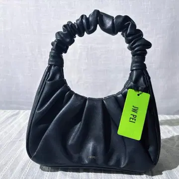 JW PEI 블랙 핸드백
