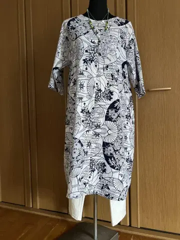 고전적인 패턴과 유카타를 리메이크한 튜닉입니다.
