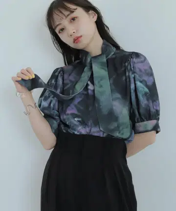 HERE 하레 BLUR 패턴 보타이 블라우스