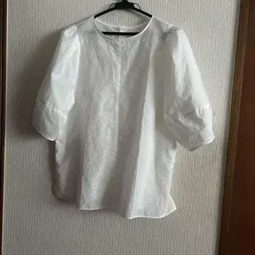 UNFILO 와셔 브로드 볼륨 슬리브 블라우스 화이트 반팔