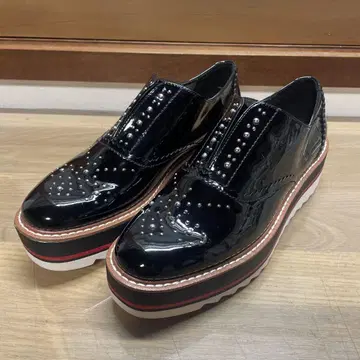 ZARA 자라 스터드 통굽 에나멜 로퍼 23.5cm