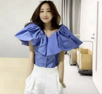 카미사키 메구미 씨 착용 스타일링 파랑 셔츠