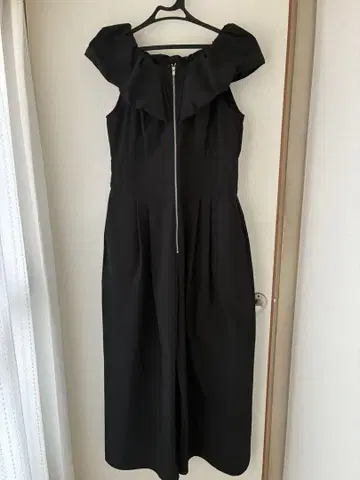 프릴 오프숄더 블랙 점프 수트