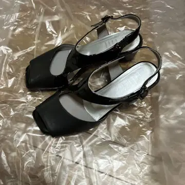 블랙 오픈토 샌들