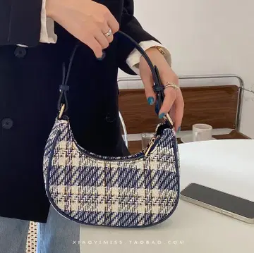 네이비와 화이트 체크 무늬 백