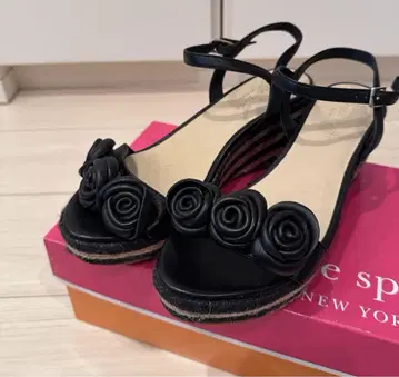 Kate Spade New York 로즈 모티브 샌들 블랙