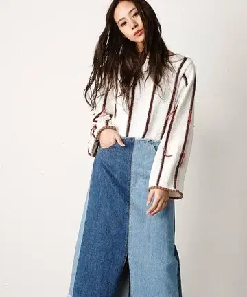 MOUSSY FRONT SLIT DENIM SK 데님 스커트 바이컬러