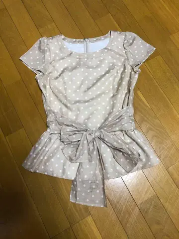 저스길리티 도트 무늬 블라우스