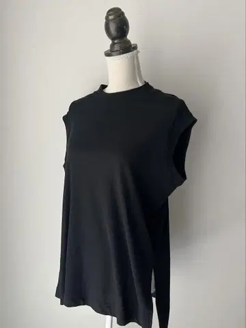 블랙 심플 슬리브리스 탑
