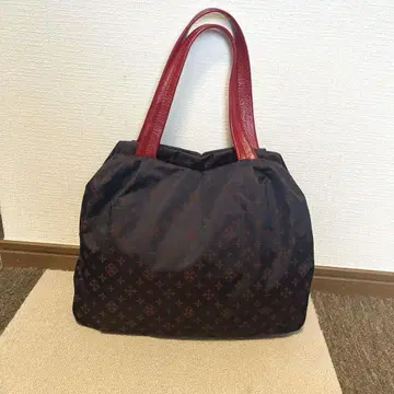 러셋 블랙과 레드 나일론 토트백