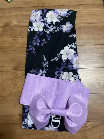 블랙 보라색 꽃무늬 유카타 4종 세트 (오비 및 일본 나막신 포함)