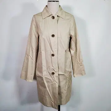 베이지 버튼이 달린 롱 코트