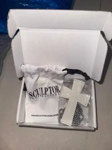 Sculptor Cross Leather Strap Wallet 화이트