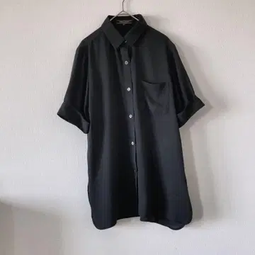 블랙 반팔 셔츠 가슴 포켓 부착