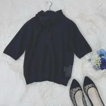 Ballsey 페이퍼 레이스 스카프 풀오버 반팔 블라우스 블랙