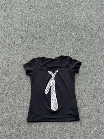 INGNI 넥타이 프린트 블랙 티셔츠