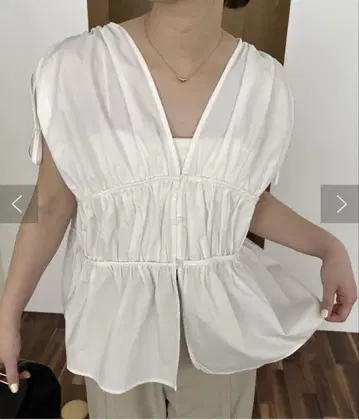 카프리 슈레 마쥬 개더 V 슬리브리스 셔츠 화이트