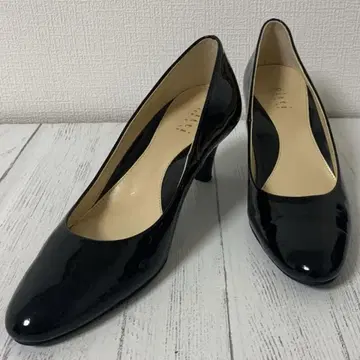 컨디션 최상 pitti 피티 블랙 에나멜 라운드토 펌프스 22.5
