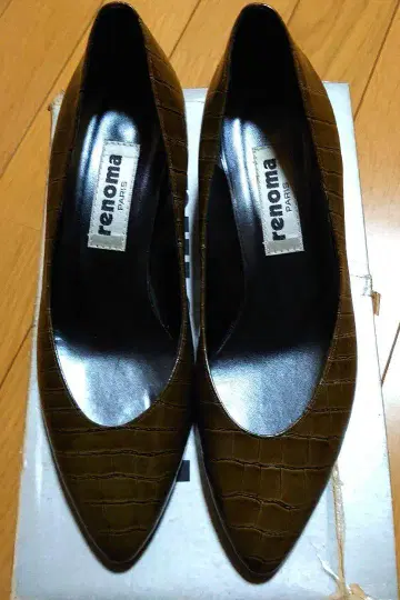 레노마 브라운 크로커다일 패턴 펌프스 36