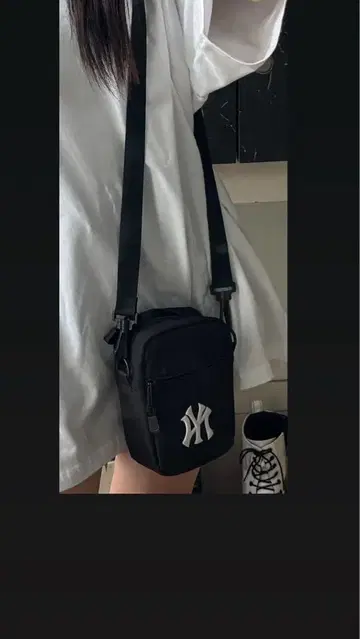 NY 로고 자수 블랙 숄더백