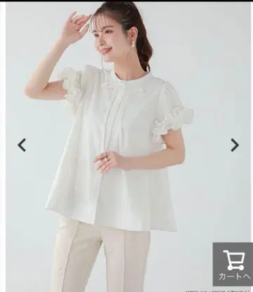 핏 모아 프릴이 있는 화이트 반팔 셔츠