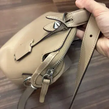 베이지 가죽 숄더백