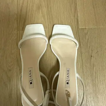 D.JANA 화이트 샌들 23.5cm