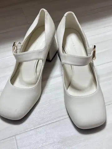 화이트 멜리 제인 펌프스 와이드 힐