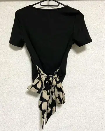 레오파드 백 리본 포함 블랙 반팔 탑