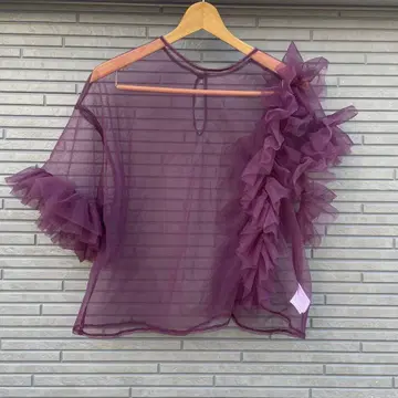 비대칭 튤 프릴 블라우스
