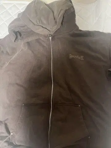 SupplieR 브라운 후드 부착 후드티