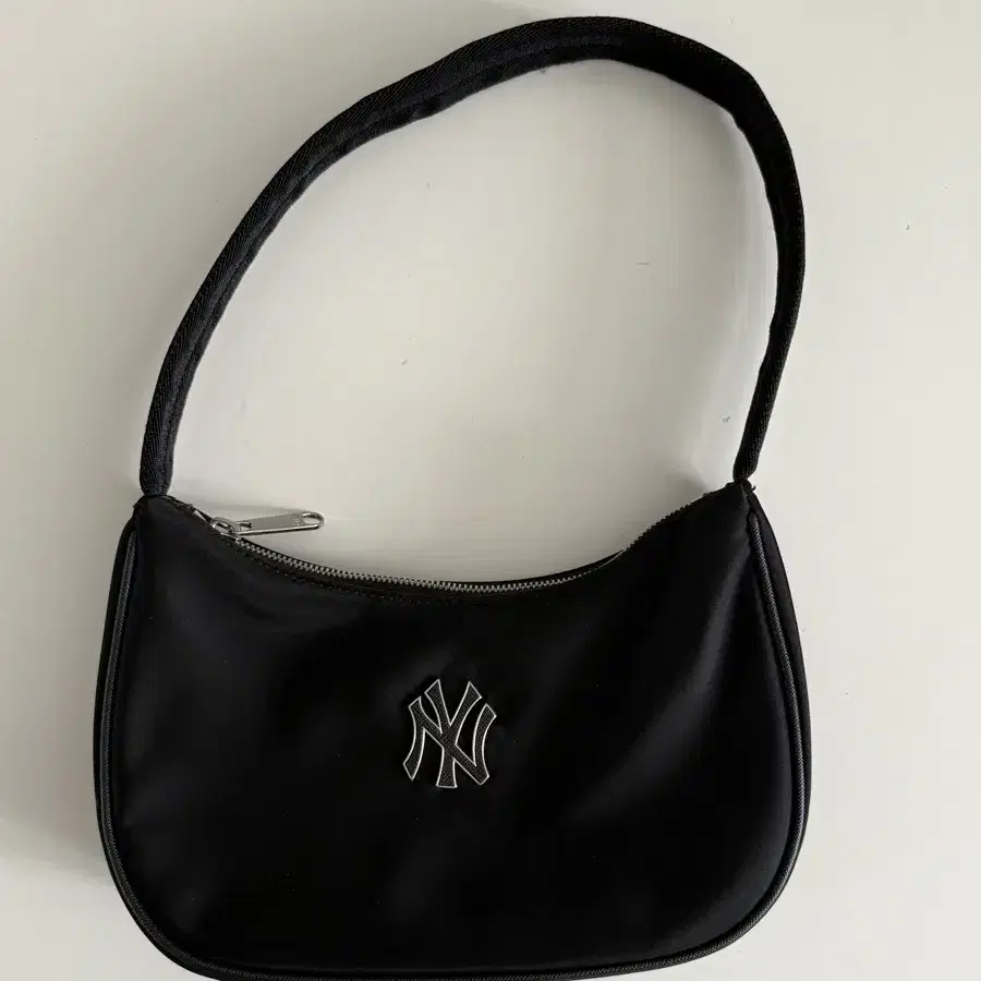 ☆人気☆【MLB】☆Varsity jacquard square shoulder ba.g☆ s-l400.jpg