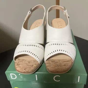 D'ICI 화이트 샌들