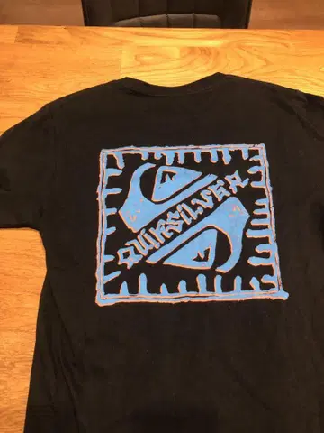 Quiksilver 블랙 티셔츠