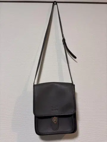 그레이 숄더백 합성 피혁