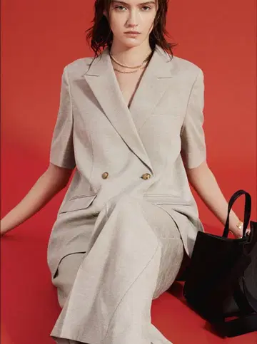 Mila Owen [이지 케어] 금장 버튼 하프 슬리브 테일러드 자켓