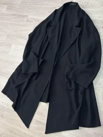 NO ID. 버튼이 없는 드레이프 코트