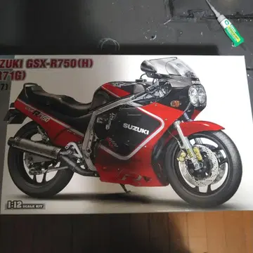 스즈키 GSX-R750(H) 1/12 스케일 한정판