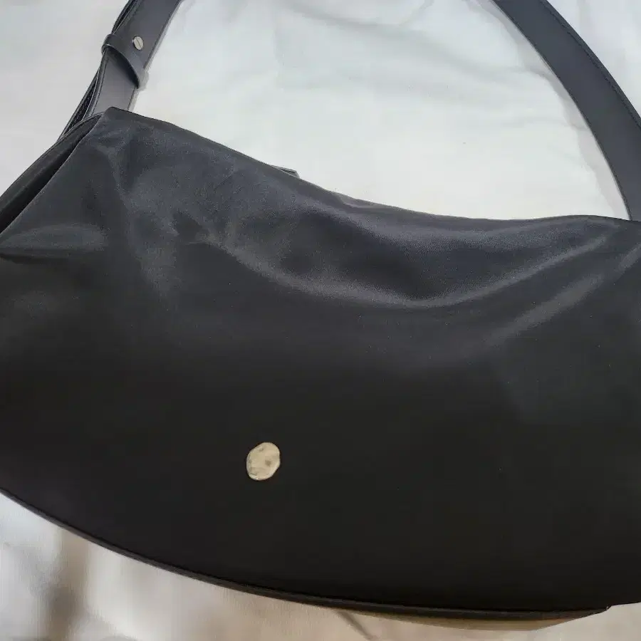 Ostkaka Shoulder Bag (Black) on Bunjang Global Site.