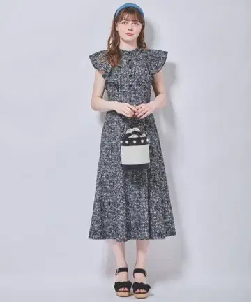 카라 부착 자수 원피스