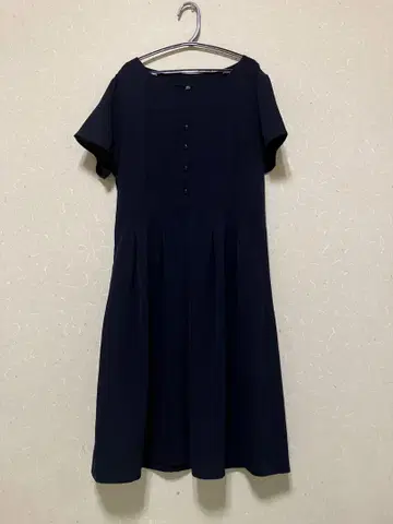 네이비 반팔 무릎 기장 원피스