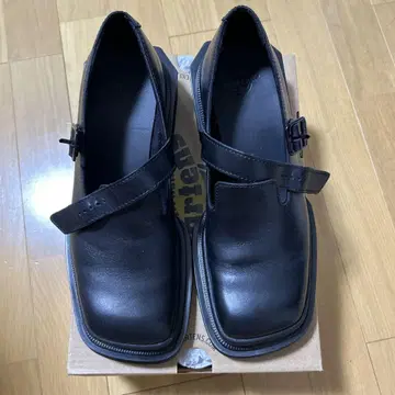 Dr. Martens 멜리 제인