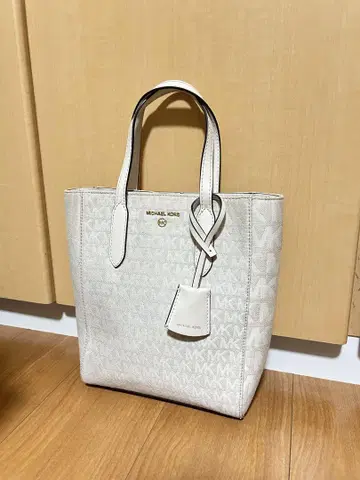 마이클코어스 MK 로고 숄더백 화이트