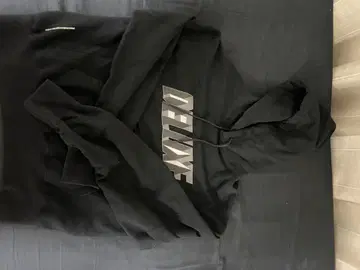 DELUXE 블랙 프론트 로고 후드티