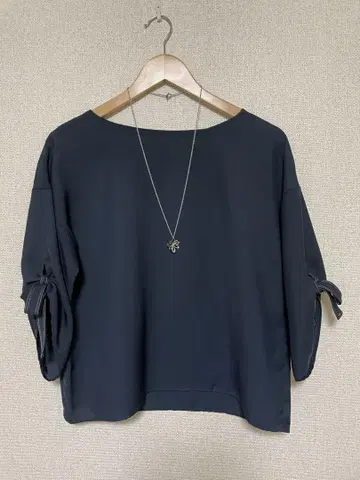 아나이 폴리에스테르 트윌 소매 리본 블라우스