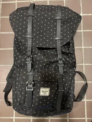 Herschel 리틀 아메리카 크로스 패턴 백팩 블랙 화이트 올 패턴